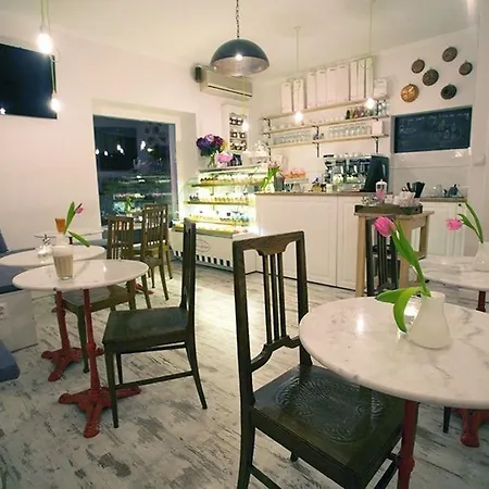 Adventura Hostel *